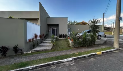 CASA TERREA DE ESQUINA AMPLO TERRENO COMODOS E AREA DE LAZER.