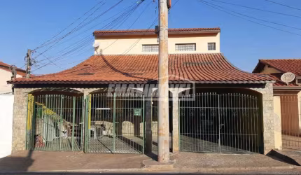 Casa com 4 Quartos sendo 1 suíte, 2 vagas e Quintal - Vila Louzada