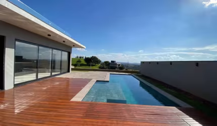 Casa de Luxo em Condomínio: 4 suítes, 3 salas e 375m² em Vinhedo-SP, Condomínio Campo de Toscana. Ideal para compra ou aluguel!