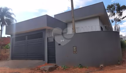 Casa térrea com 3 quartos à venda em Vila Santista - SP