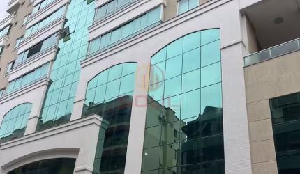 Apartamento com 3 suítes no Golden Tower Meia Praia/SC