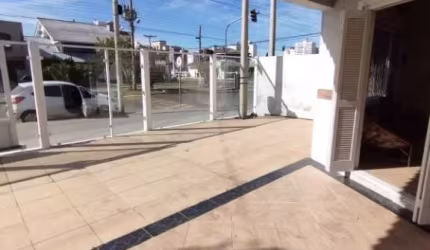 CASA COM  ANEXO NO CENTRO DE TRAMANDAÍ