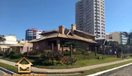 Linda residência de esquina em Tramandaí à 100m do mar.