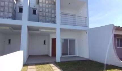 Sobrado com piscina a poucas quadras do mar