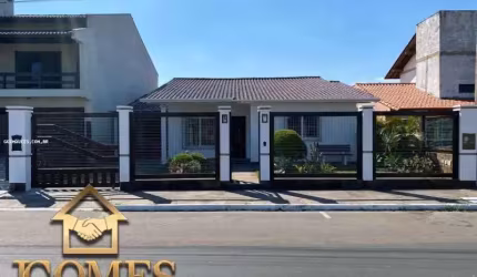 LINDA CASA EM REGIÃO DE MORADORES