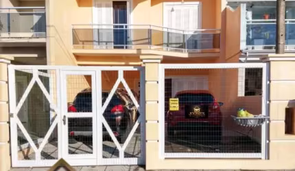 BELO SOBRADO TRIPLEX LOCALIZADO NO CENTRO DE TRAMANDAI