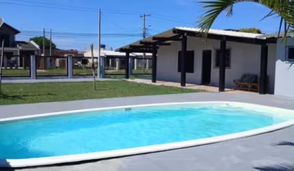 Bela casa de esquina com piscina