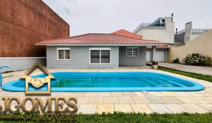 Linda casa no centro, próxima a praia, com piscina