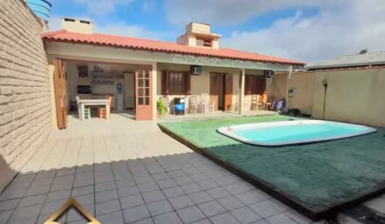 Bela casa em Tramandaí Jardim Atlântico rua Tulipas, 84