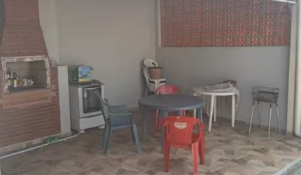 Casa Térrea em Valinhos com 3 dorms. c/suíte e 3 vagas de garagem
