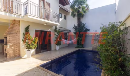 Sobrado de 250m² com 4 quartos em Horto Florestal