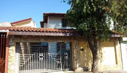 Sobrado de 192m² com 4 quartos em Água Fria