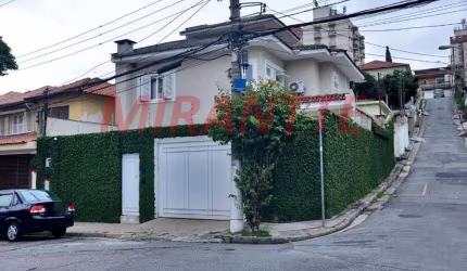 Sobrado de 230m² com 3 quartos em Água Fria