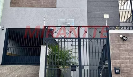 Cond. fechado de 130m² com 3 quartos em Água Fria