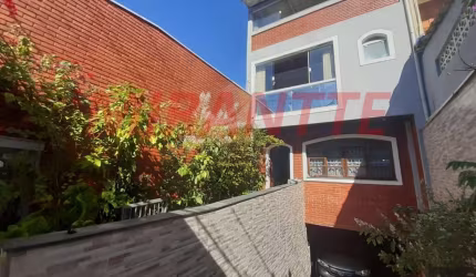 Sobrado de 240m² com 4 quartos em Jardim Peri