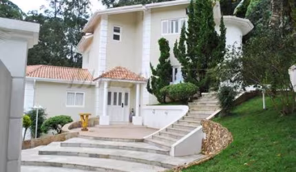 Sobrado de 560m² com 4 quartos em Tremembe