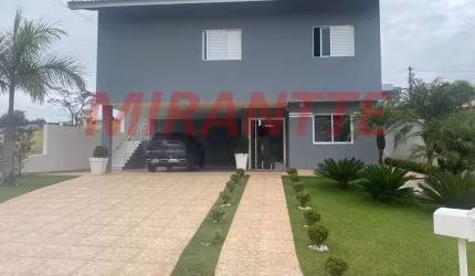 Cond. fechado de 500m² em Santa Isabel