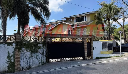 Cond. fechado de 210m² com 3 quartos em Horto