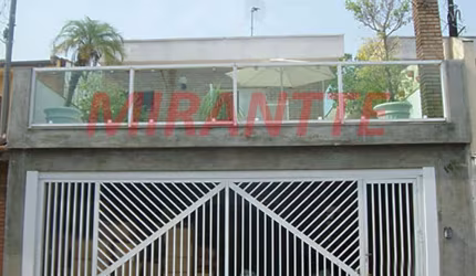 Sobrado de 178m² com 3 quartos em Água Fria