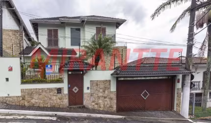 Sobrado de 264m² com 4 quartos em Horto Florestal