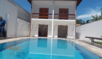Sobrado de 445m² com 4 quartos em Tremembe