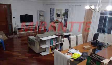 Sobrado de 370m² com 3 quartos em Jardim Peri