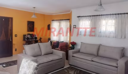Sobrado de 183m² com 4 quartos em Água Fria