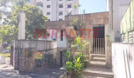 Sobrado de 334m² com 4 quartos em Água Fria