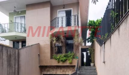 Sobrado de 318m² com 4 quartos em Água Fria