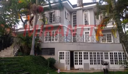 Sobrado de 590m² com 4 quartos em Horto Florestal