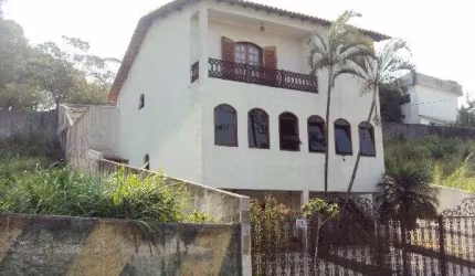 Sobrado de 305m² com 3 quartos em Jardim Guapíra