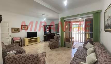 Sobrado de 390m² com 8 quartos em Água Fria