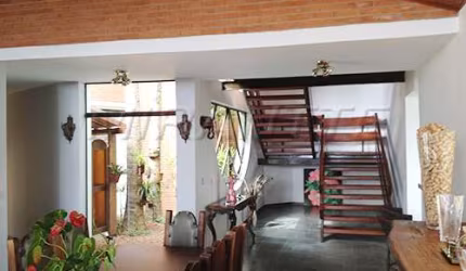 Sobrado de 1000m² com 5 quartos em Caxingui