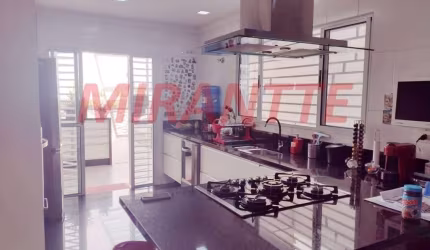 Sobrado de 222m² com 3 quartos em Santana