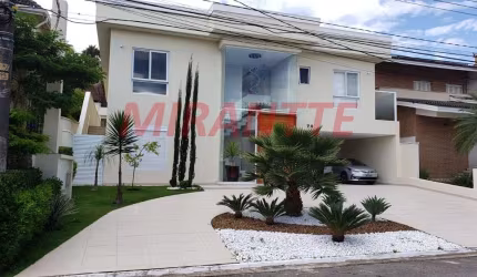 Sobrado de 360m² com 4 quartos em Alphaville