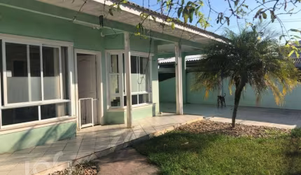 Casa à venda em Abraão com 150 m², 3 quartos, 1 su