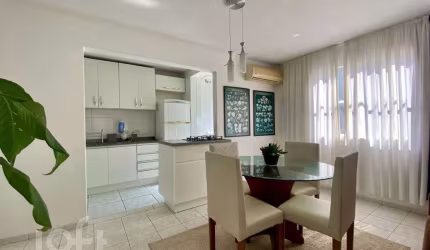 Apartamento à venda em Coqueiros com 64 m², 2 quar