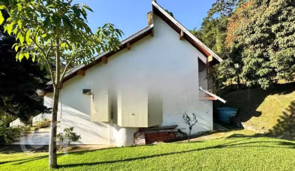 Casa à venda em Itacorubi com 358 m², 4 quartos, 3
