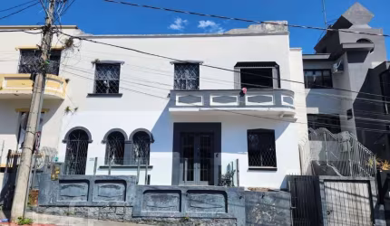 Casa à venda em Centro com 121 m², 5 quartos, 1 va