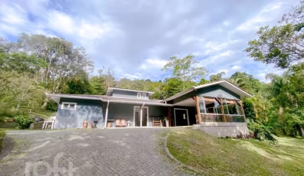 Casa à venda em Ratones com 200 m², 3 quartos, 1 s