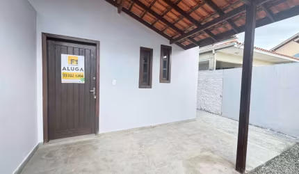 Casa de 2 dormitórios para locação no Carianos