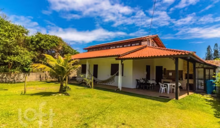 Casa à venda em Santinho com 148 m², 3 quartos, 5