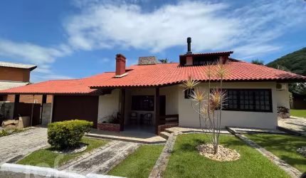 Casa à venda em Sambaqui com 250 m², 3 quartos, 1