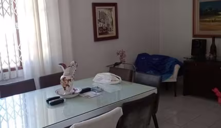 Casa à venda em Carianos com 130 m², 3 quartos