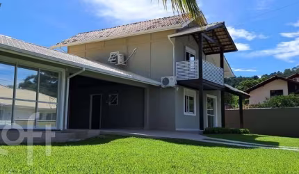 Casa à venda em Barra do Sambaqui com 250 m², 3 qu