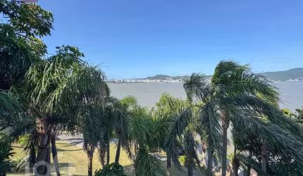 Apartamento à venda em Coqueiros com 130 m², 3 qua