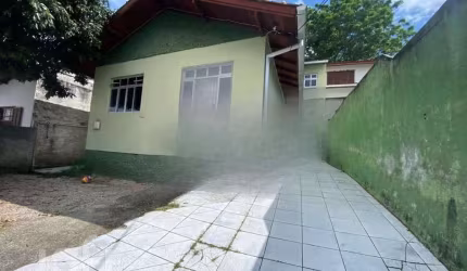 Casa à venda em Agronômica com 250 m², 4 quartos,