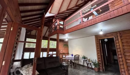 Casa à venda em Sambaqui com 169 m², 3 quartos, 1