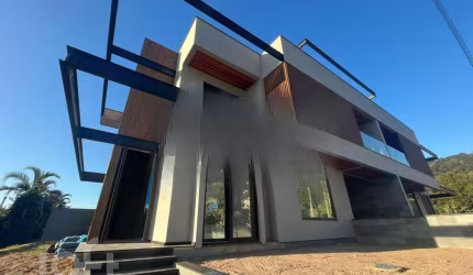 Casa à venda em Jurere Leste com 280 m², 3 quartos