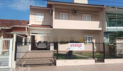 Casa à venda em Balneário com 237 m², 5 quartos, 1